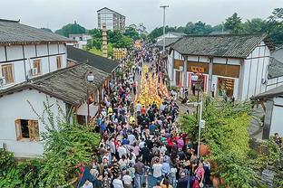 菲菲在现场：北京气温骤降 阿不都踩场时穿上棉裤